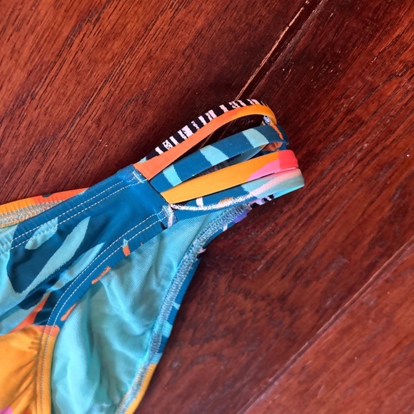 Body Glove Bikini. Multi color - Picture 5 of 6